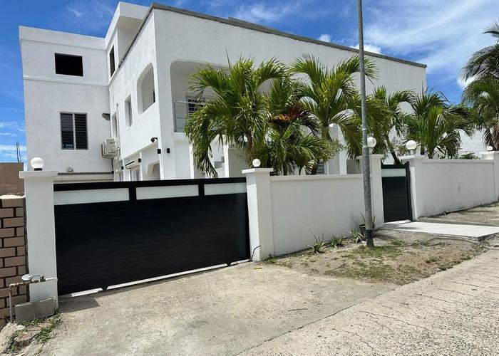 Unspoiled Queen exterior